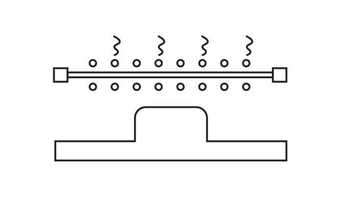 Stap 2:  We verwarmen de kunststofplaat (boven en onder) tot het weekpunt (temp. waarop de kunststof kan vervormd worden).